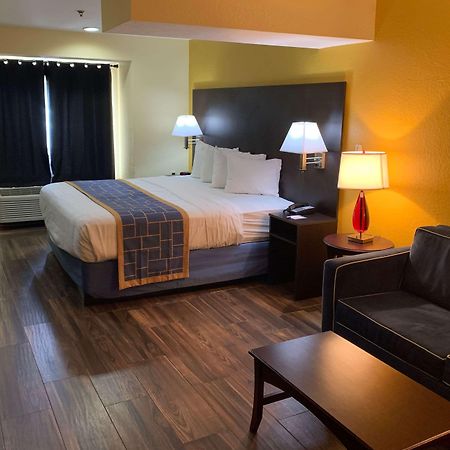 Days Inn & Suites By Wyndham Tampa/Raymond James Stadium Eksteriør bilde