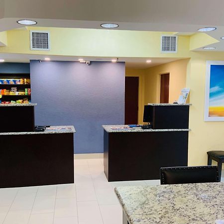 Days Inn & Suites By Wyndham Tampa/Raymond James Stadium Eksteriør bilde