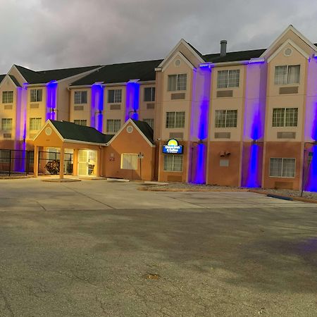 Days Inn & Suites By Wyndham Tampa/Raymond James Stadium Eksteriør bilde