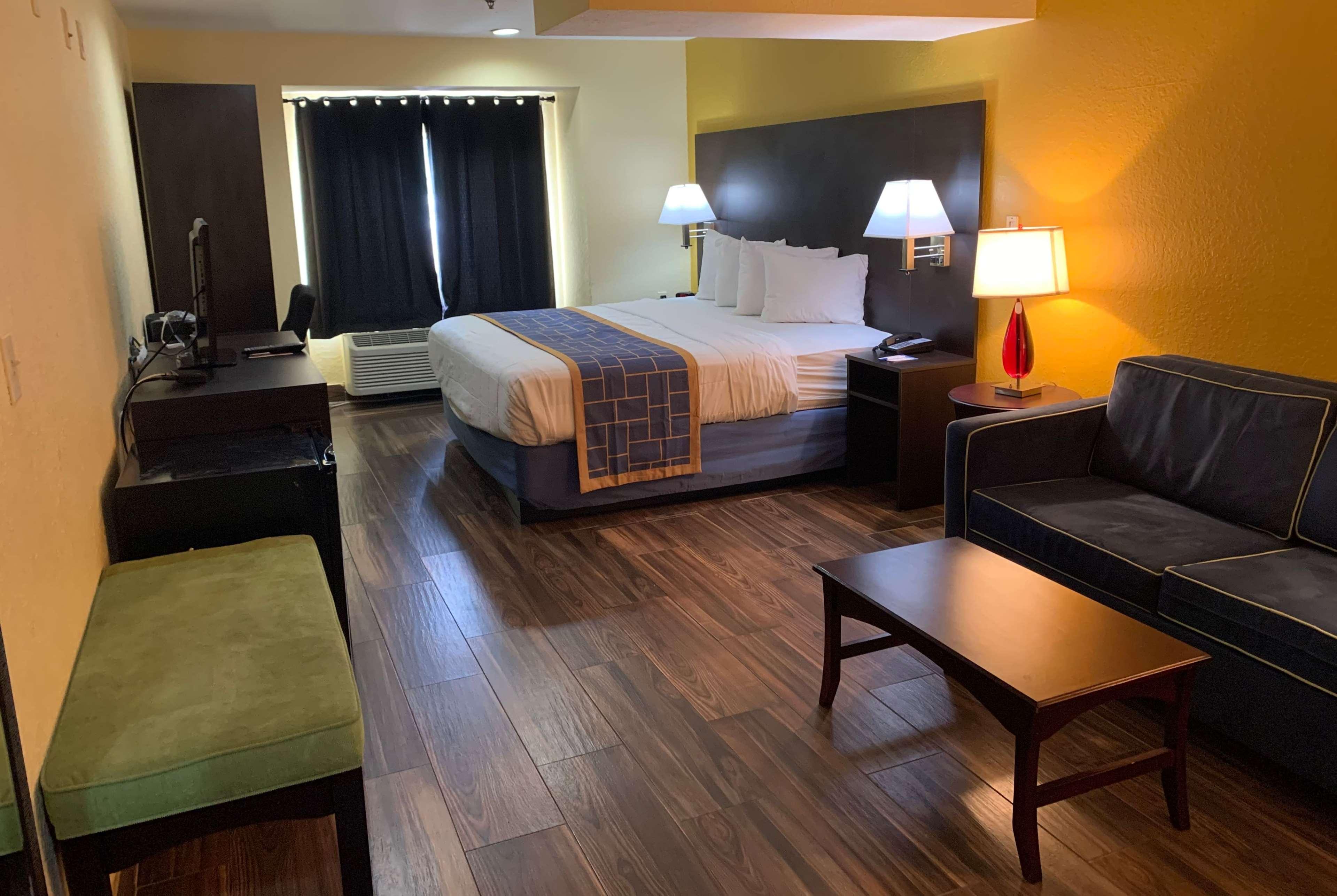 Days Inn & Suites By Wyndham Tampa/Raymond James Stadium Eksteriør bilde