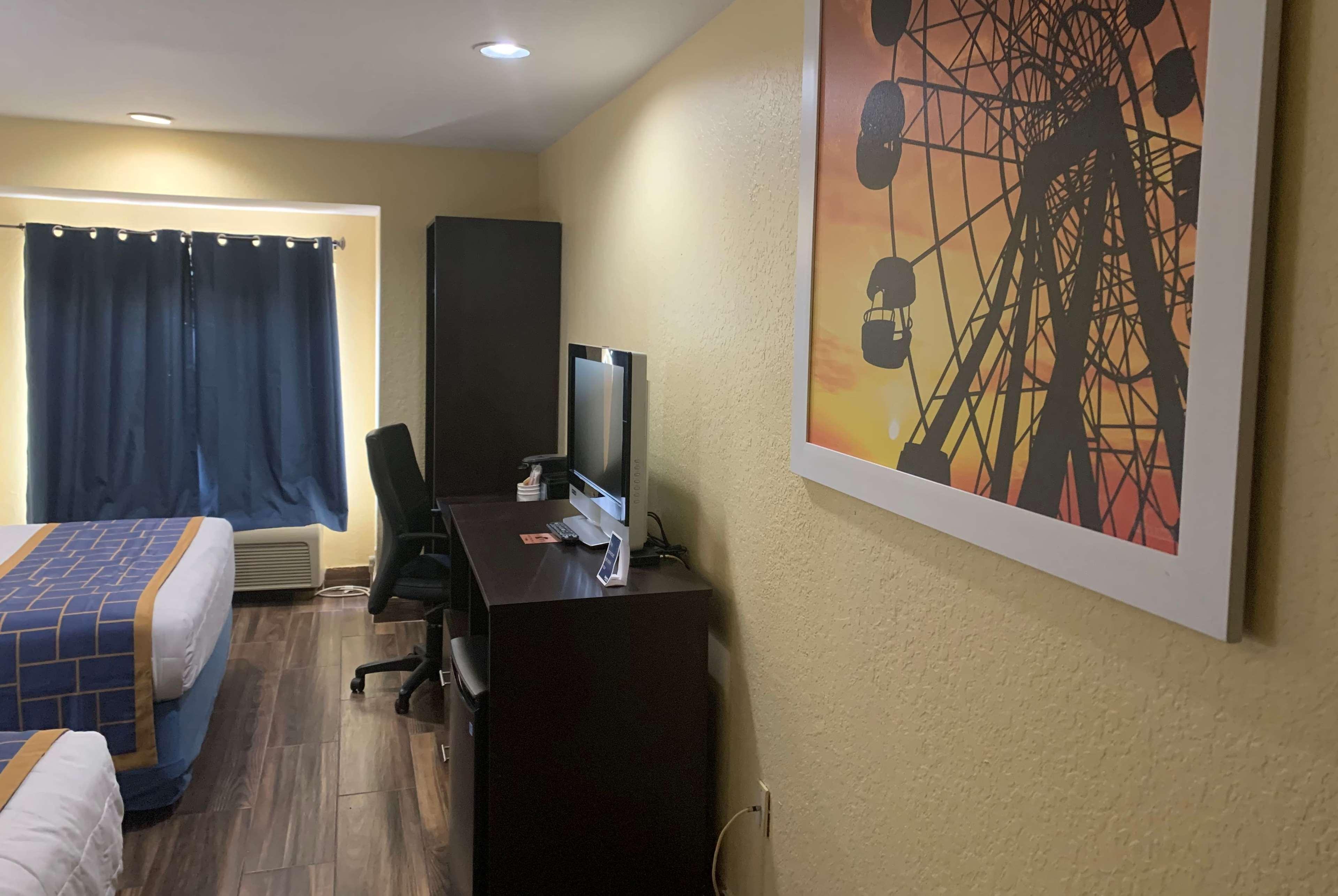 Days Inn & Suites By Wyndham Tampa/Raymond James Stadium Eksteriør bilde