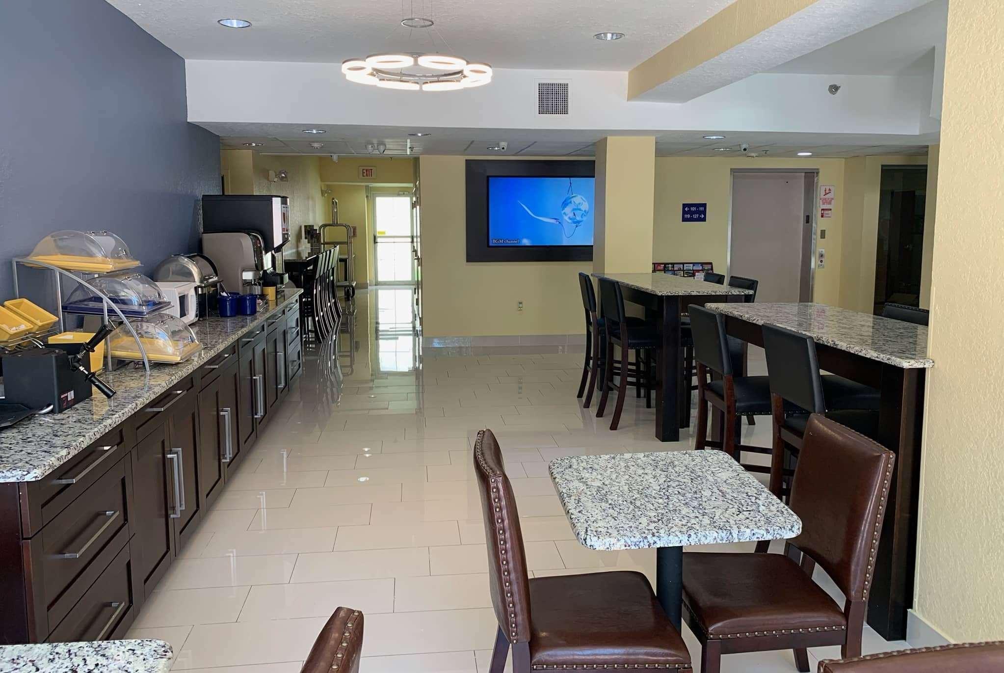 Days Inn & Suites By Wyndham Tampa/Raymond James Stadium Eksteriør bilde