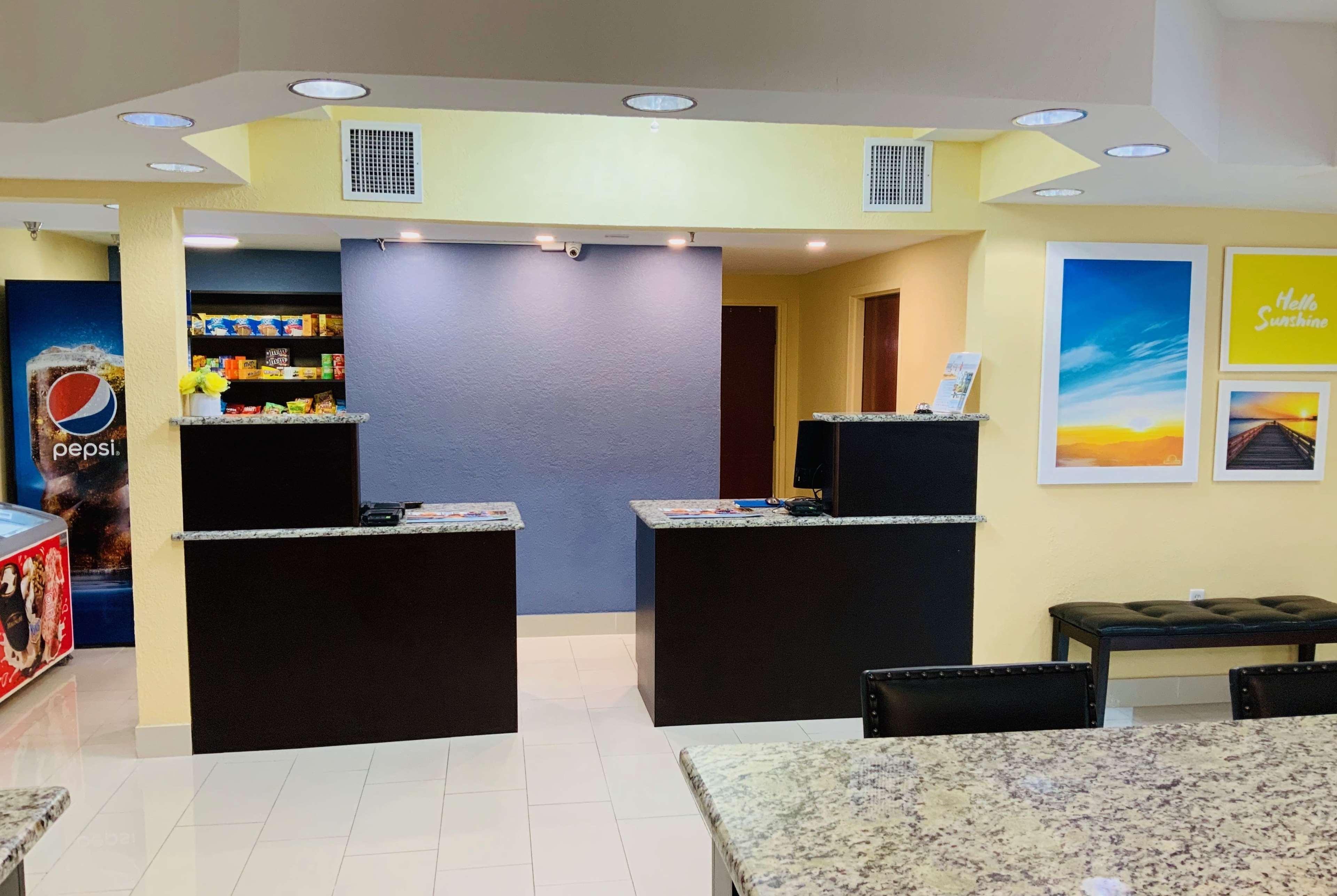 Days Inn & Suites By Wyndham Tampa/Raymond James Stadium Eksteriør bilde