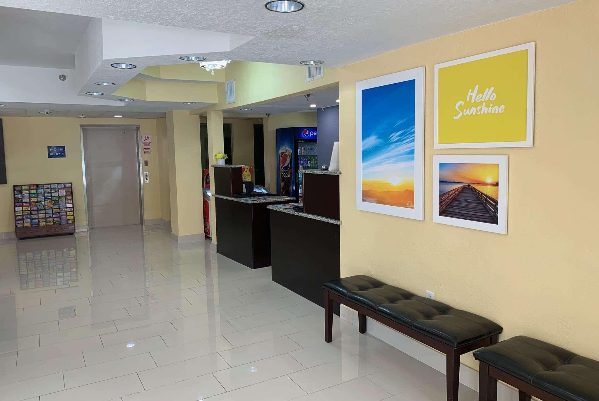 Days Inn & Suites By Wyndham Tampa/Raymond James Stadium Eksteriør bilde