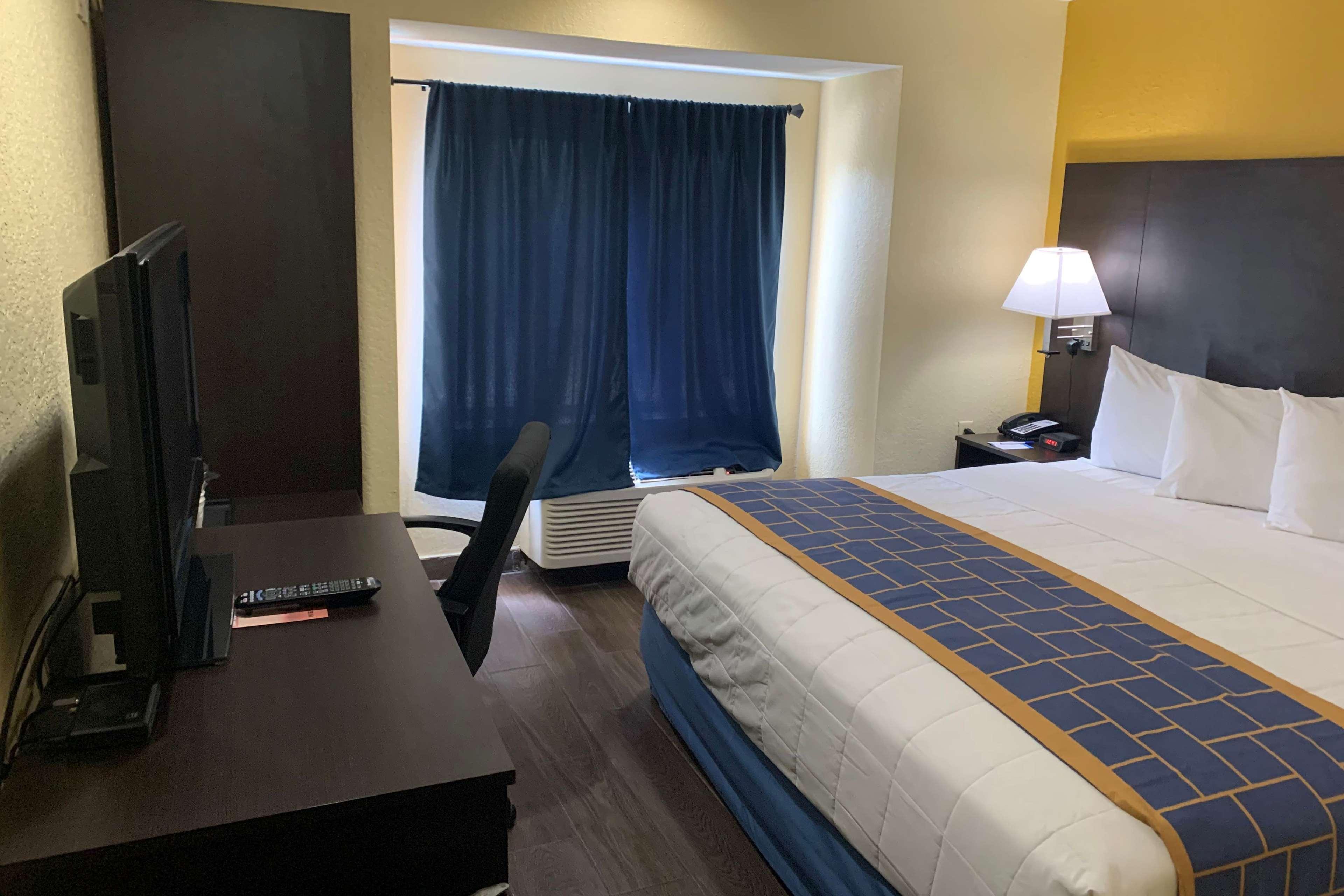 Days Inn & Suites By Wyndham Tampa/Raymond James Stadium Eksteriør bilde