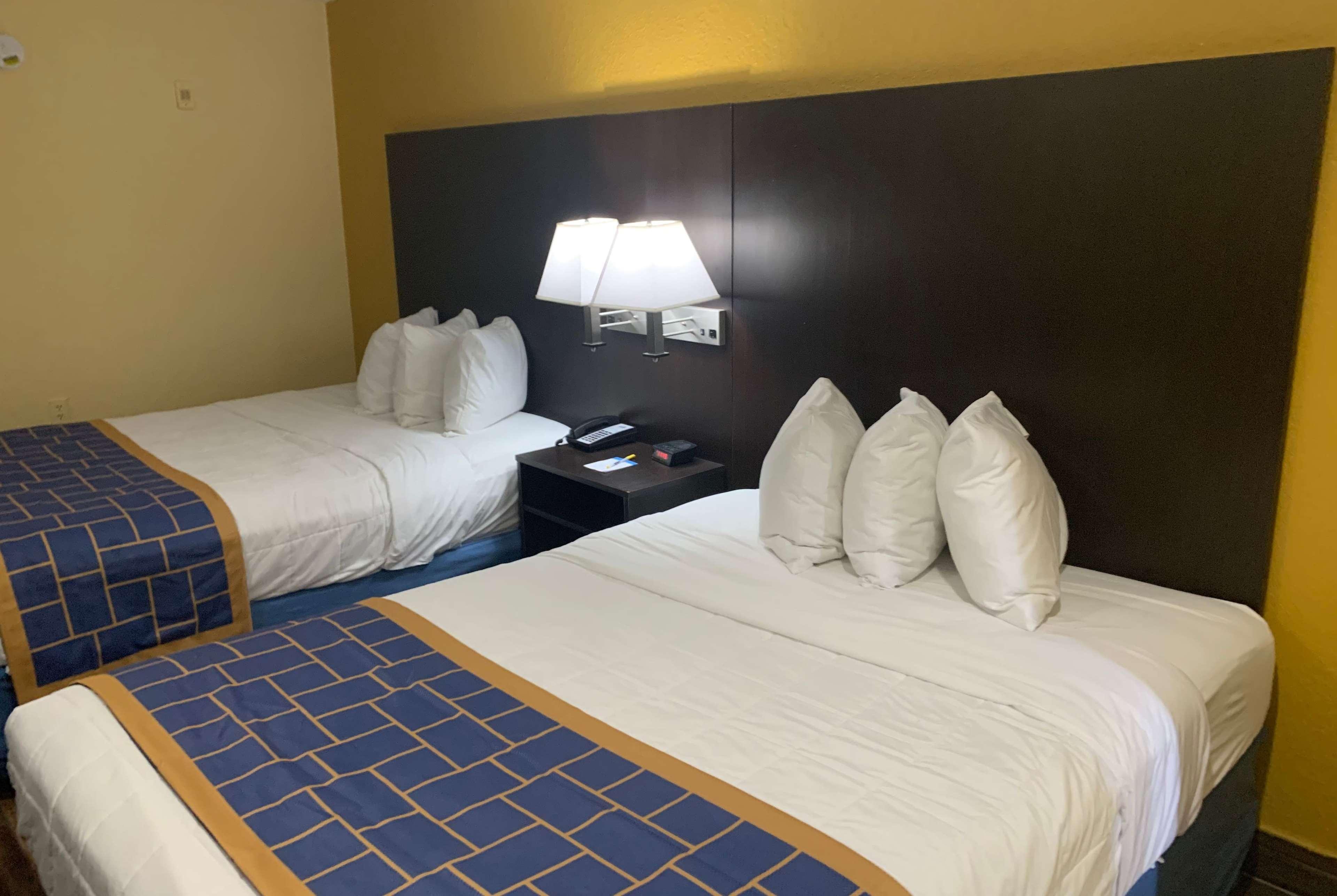 Days Inn & Suites By Wyndham Tampa/Raymond James Stadium Eksteriør bilde