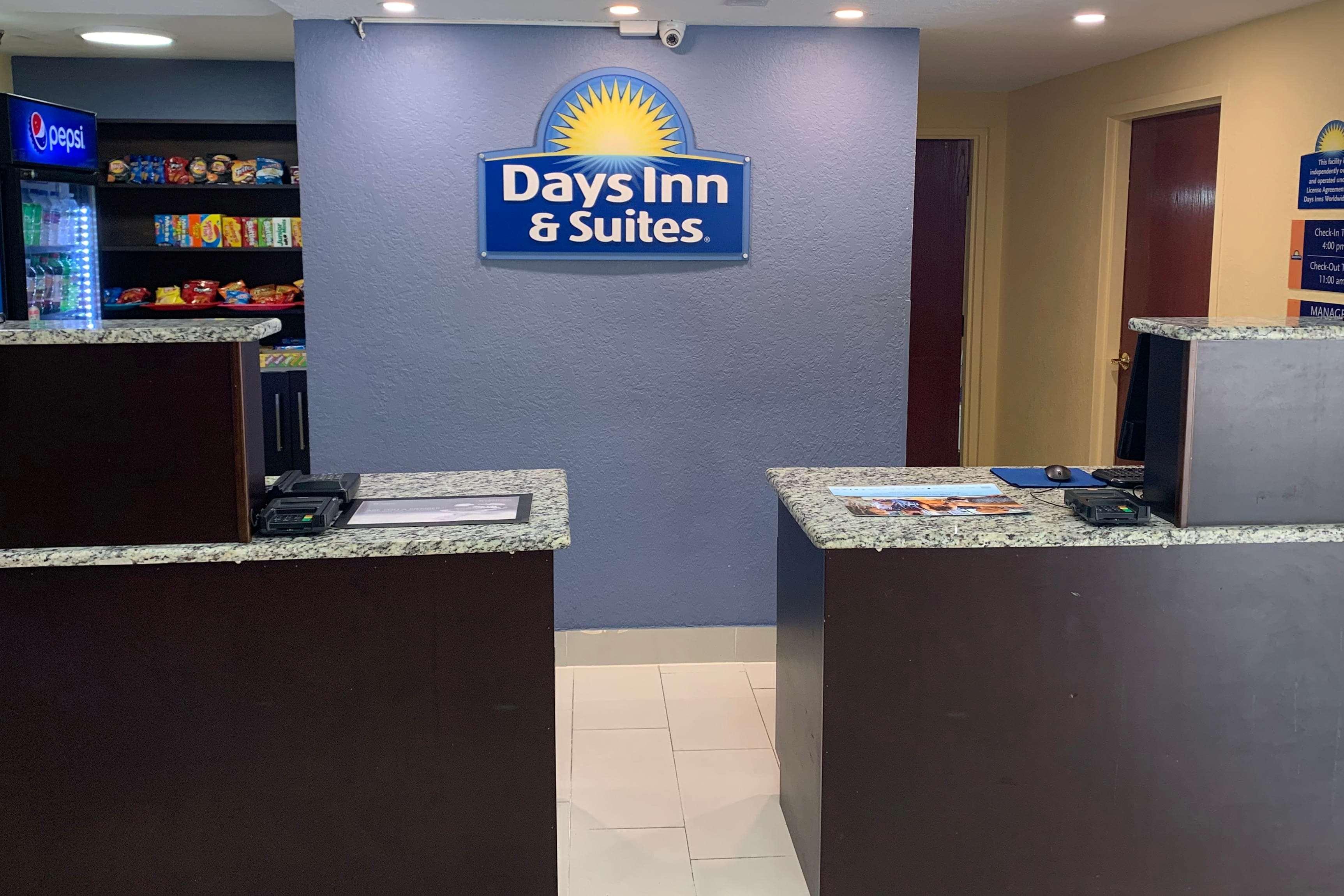 Days Inn & Suites By Wyndham Tampa/Raymond James Stadium Eksteriør bilde