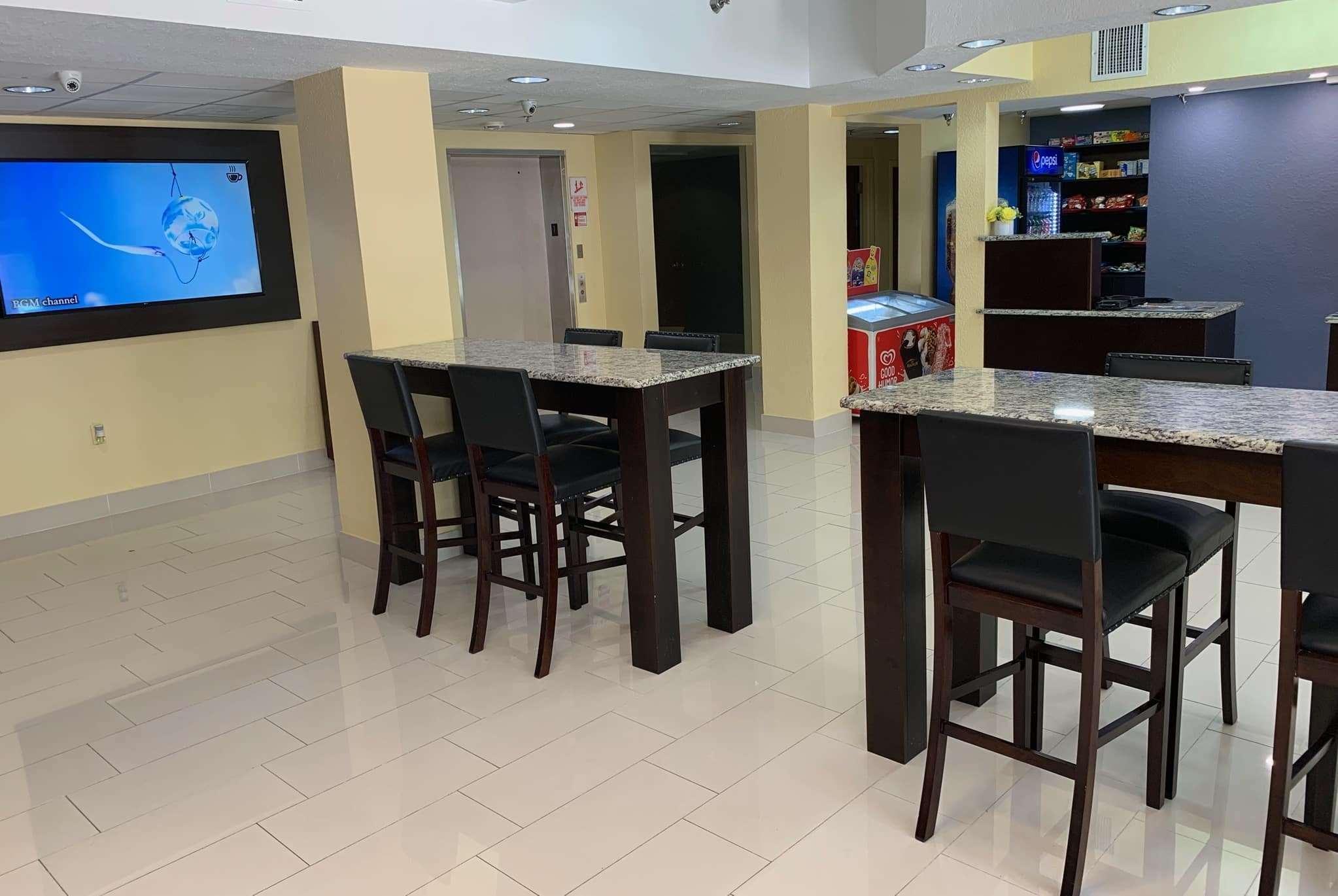 Days Inn & Suites By Wyndham Tampa/Raymond James Stadium Eksteriør bilde