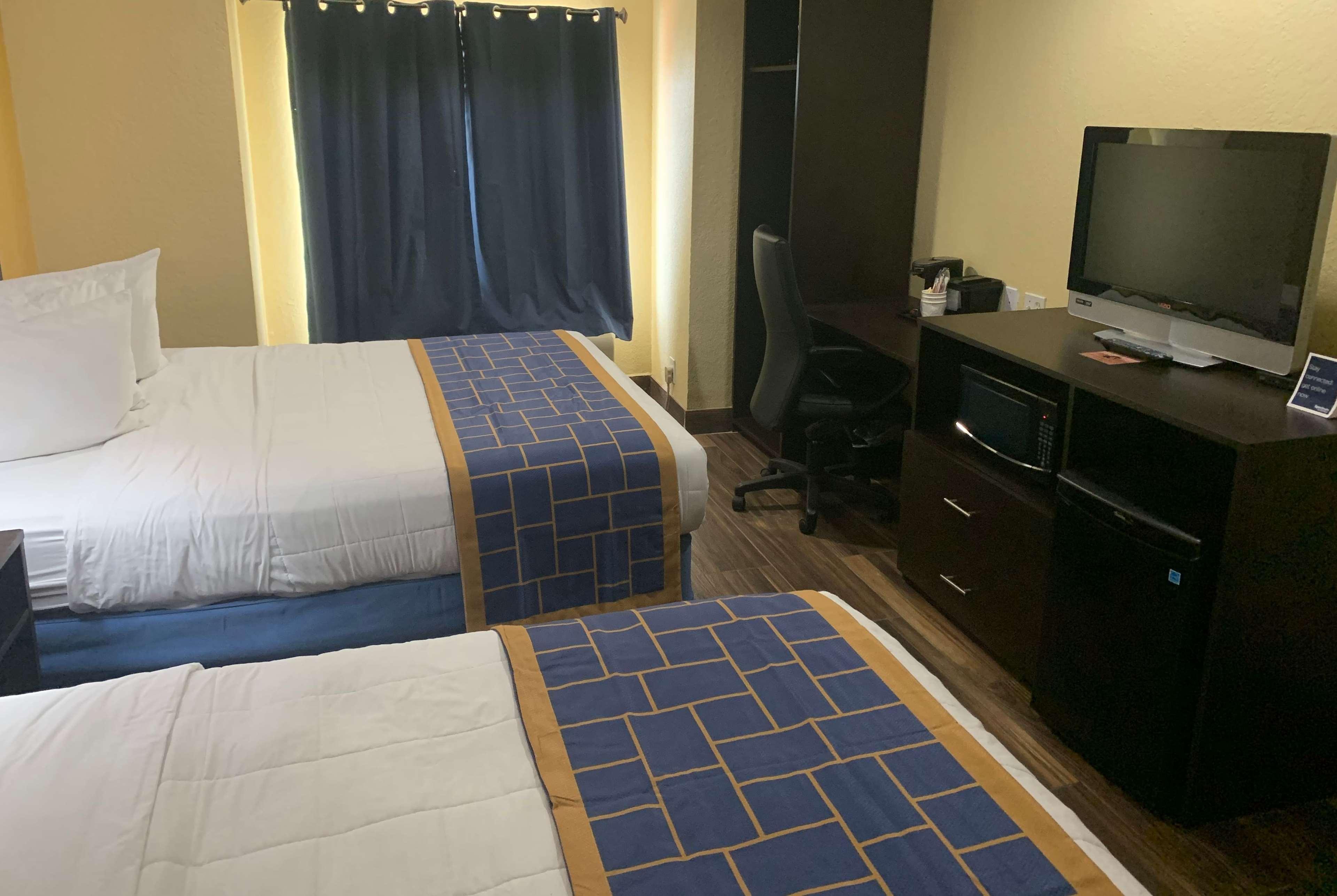 Days Inn & Suites By Wyndham Tampa/Raymond James Stadium Eksteriør bilde