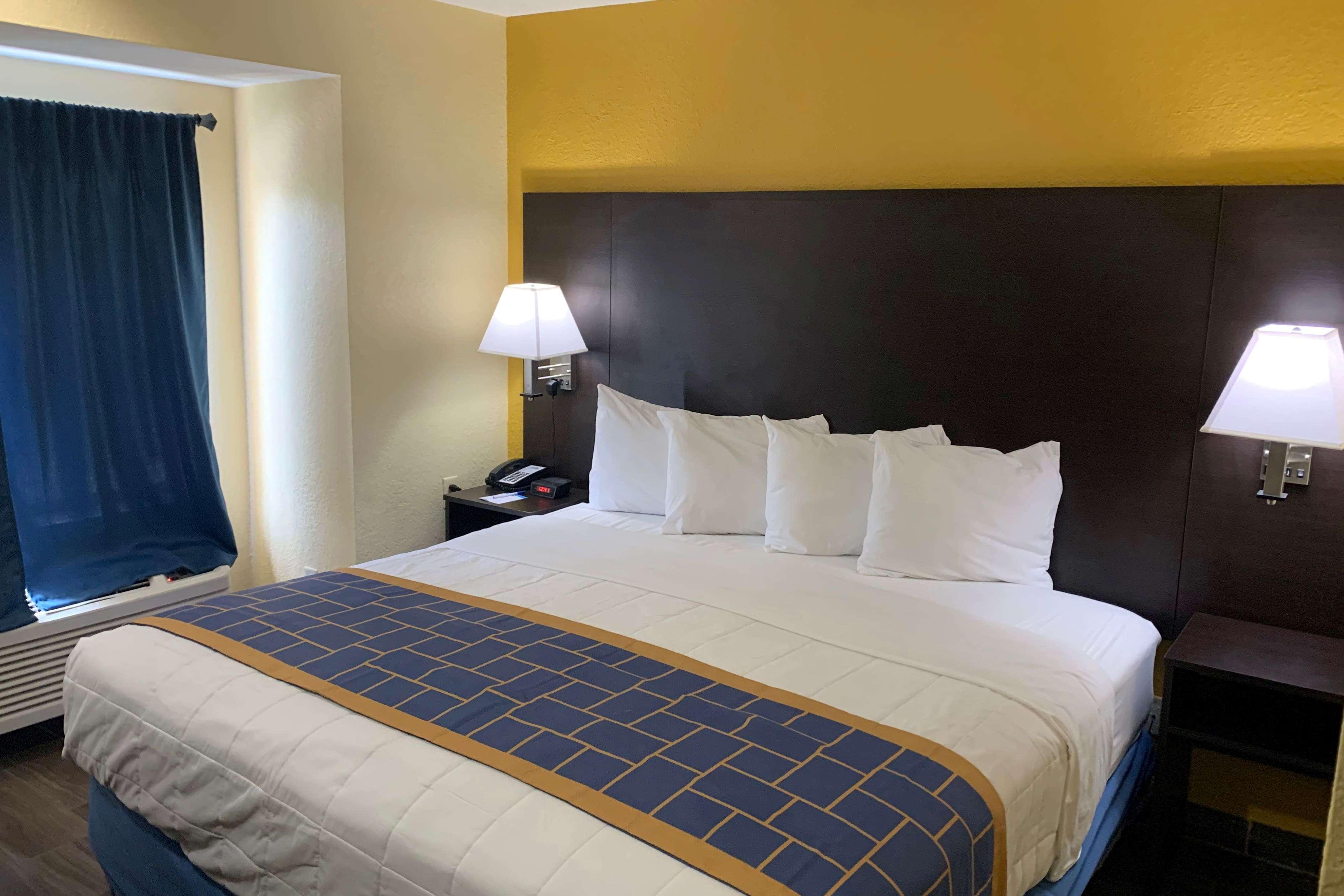 Days Inn & Suites By Wyndham Tampa/Raymond James Stadium Eksteriør bilde