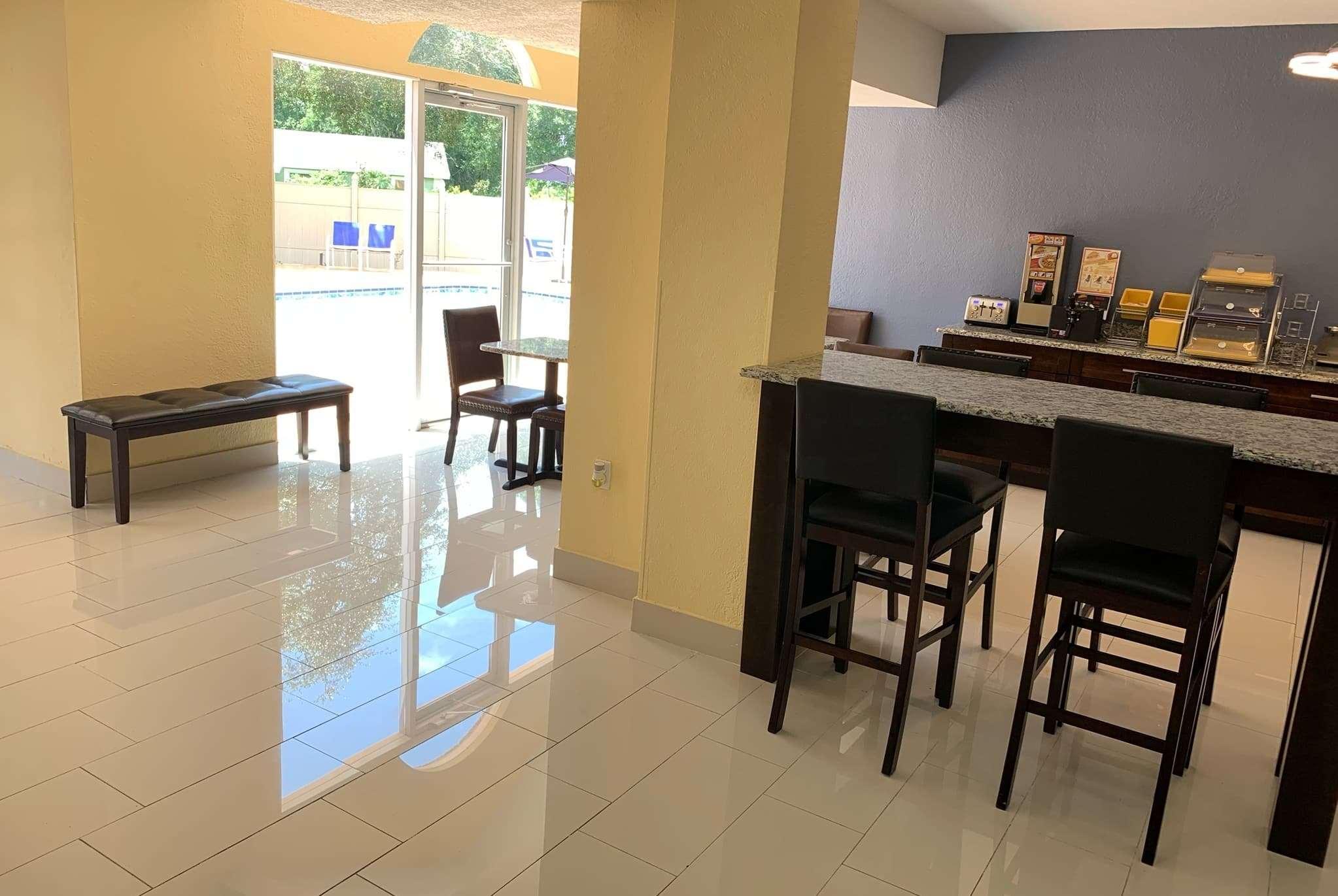Days Inn & Suites By Wyndham Tampa/Raymond James Stadium Eksteriør bilde
