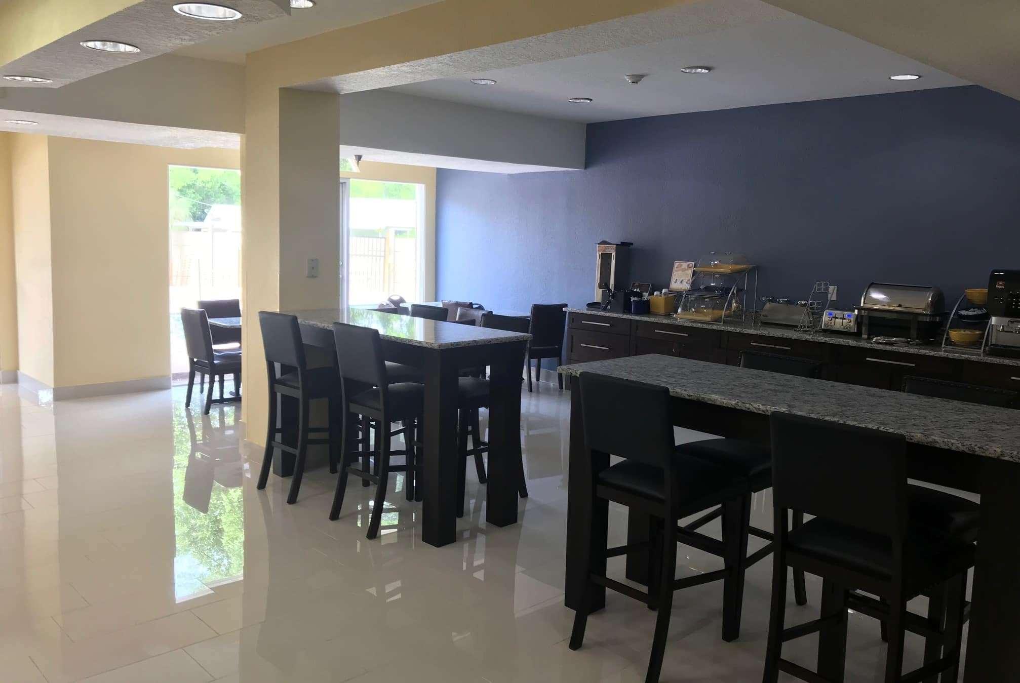 Days Inn & Suites By Wyndham Tampa/Raymond James Stadium Eksteriør bilde