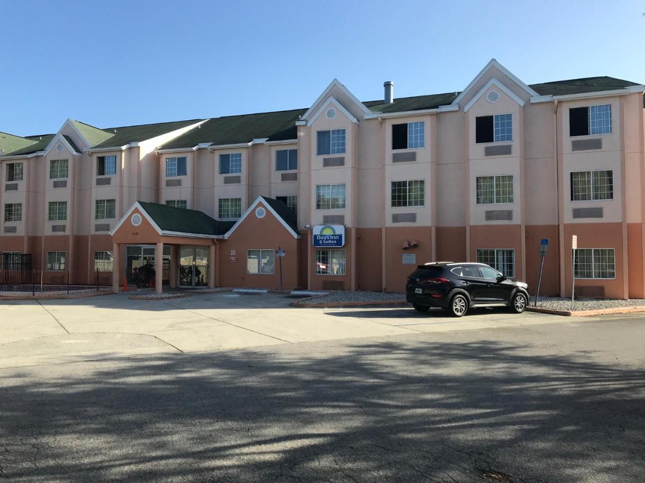Days Inn & Suites By Wyndham Tampa/Raymond James Stadium Eksteriør bilde