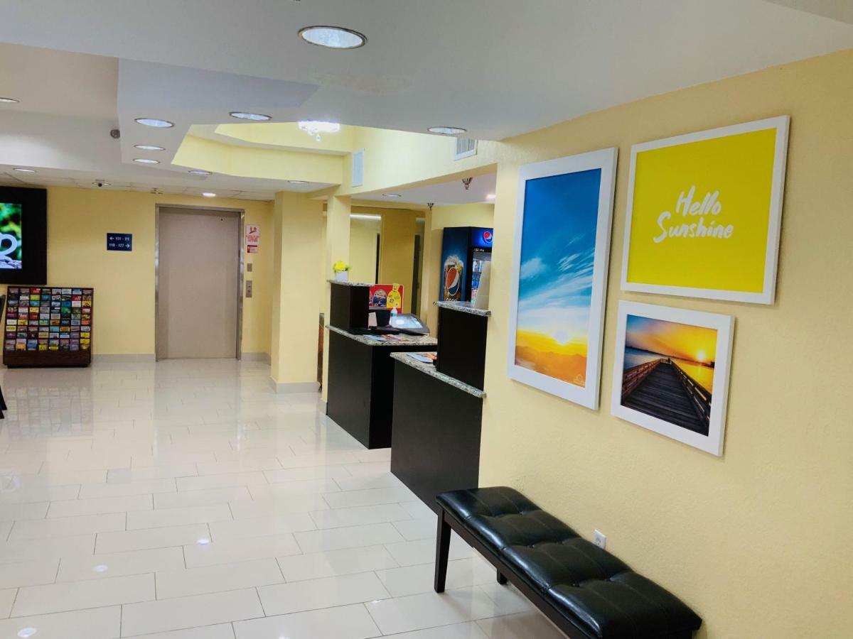 Days Inn & Suites By Wyndham Tampa/Raymond James Stadium Eksteriør bilde
