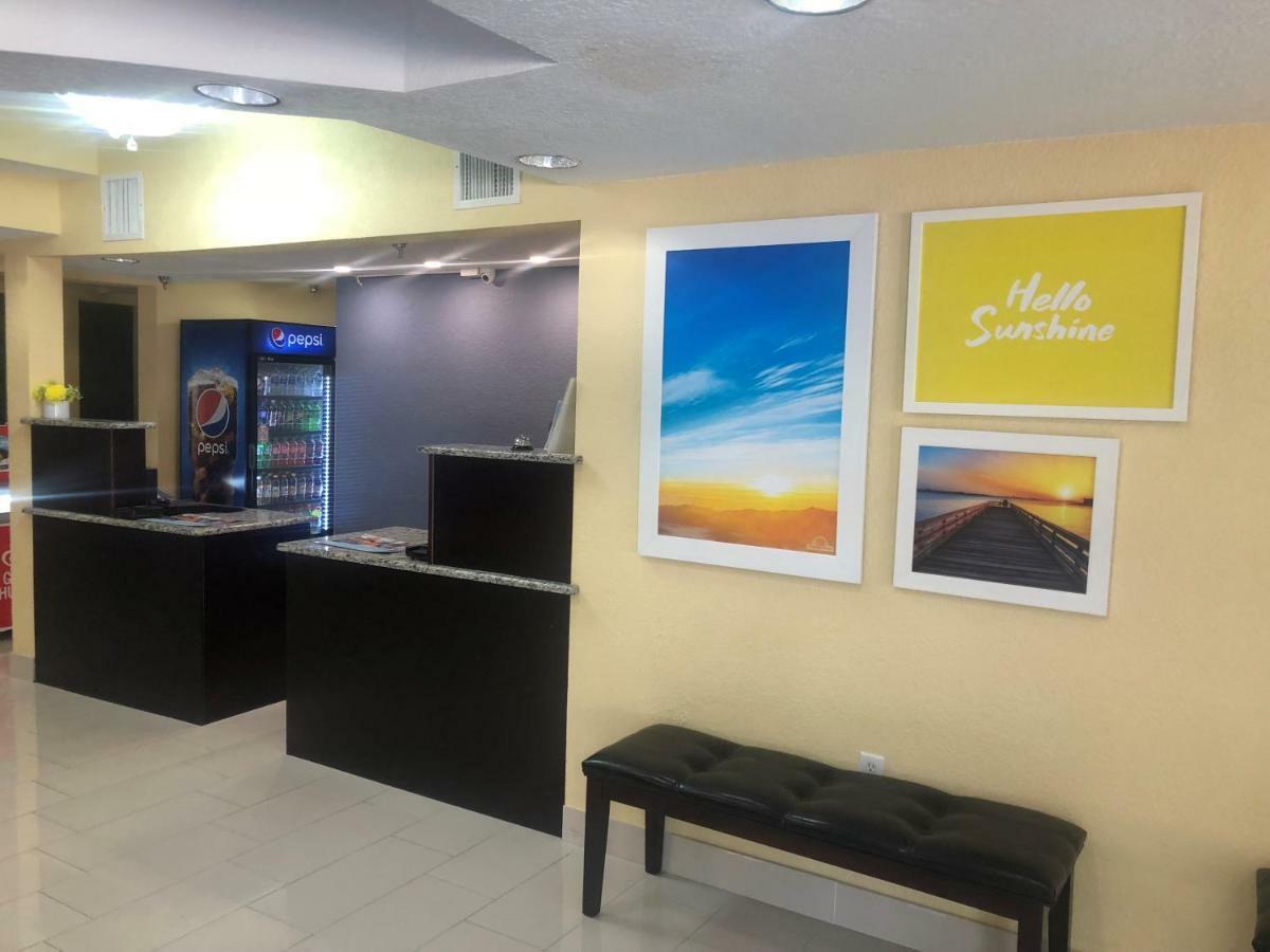 Days Inn & Suites By Wyndham Tampa/Raymond James Stadium Eksteriør bilde