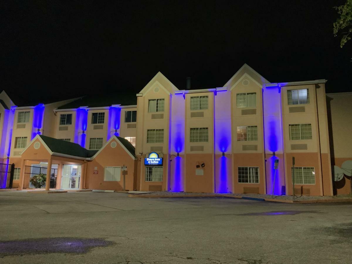 Days Inn & Suites By Wyndham Tampa/Raymond James Stadium Eksteriør bilde