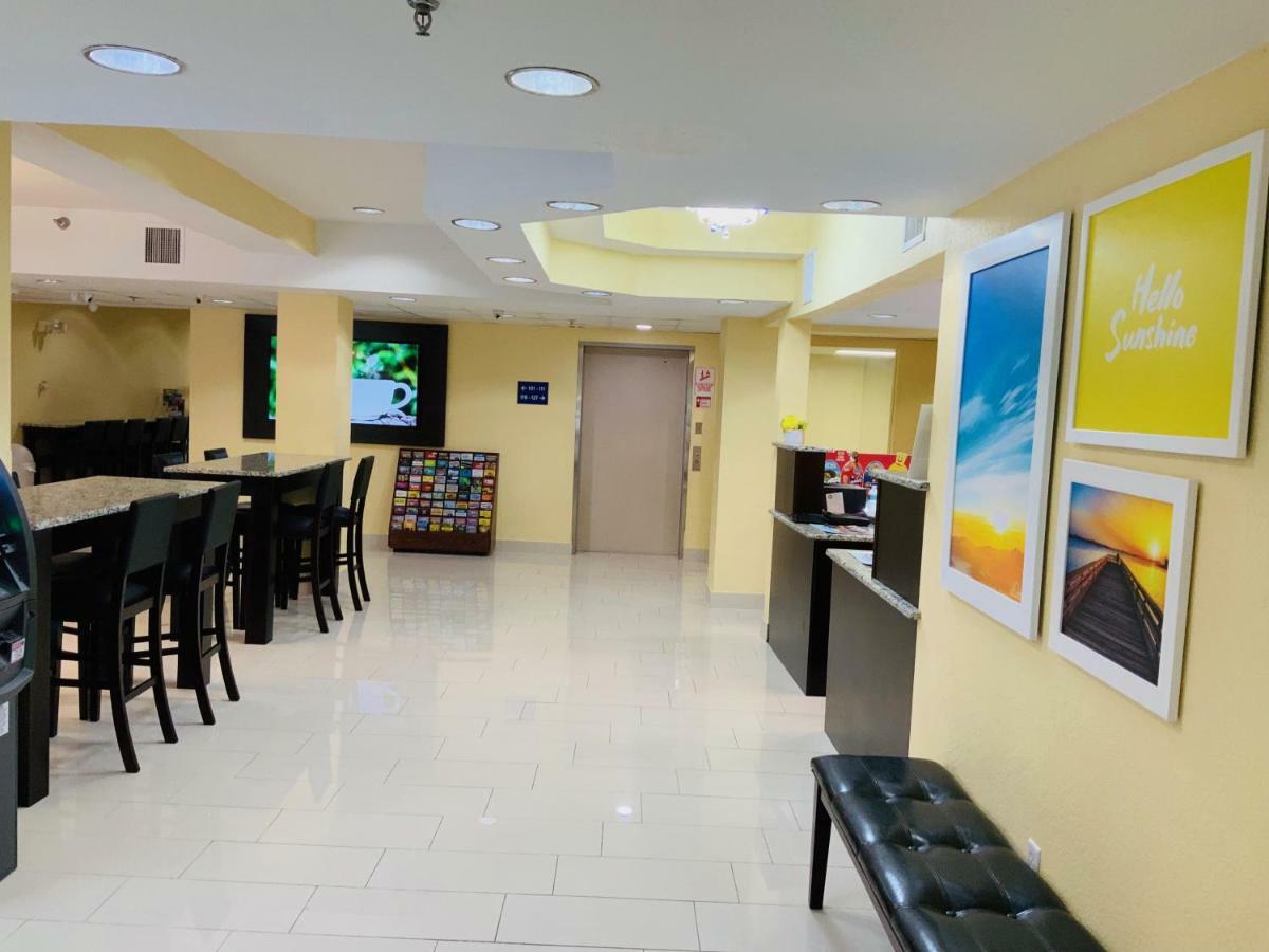 Days Inn & Suites By Wyndham Tampa/Raymond James Stadium Eksteriør bilde