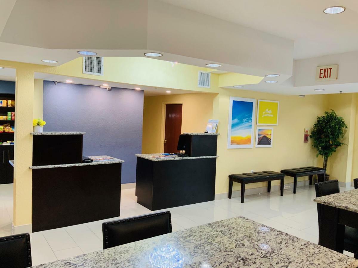 Days Inn & Suites By Wyndham Tampa/Raymond James Stadium Eksteriør bilde