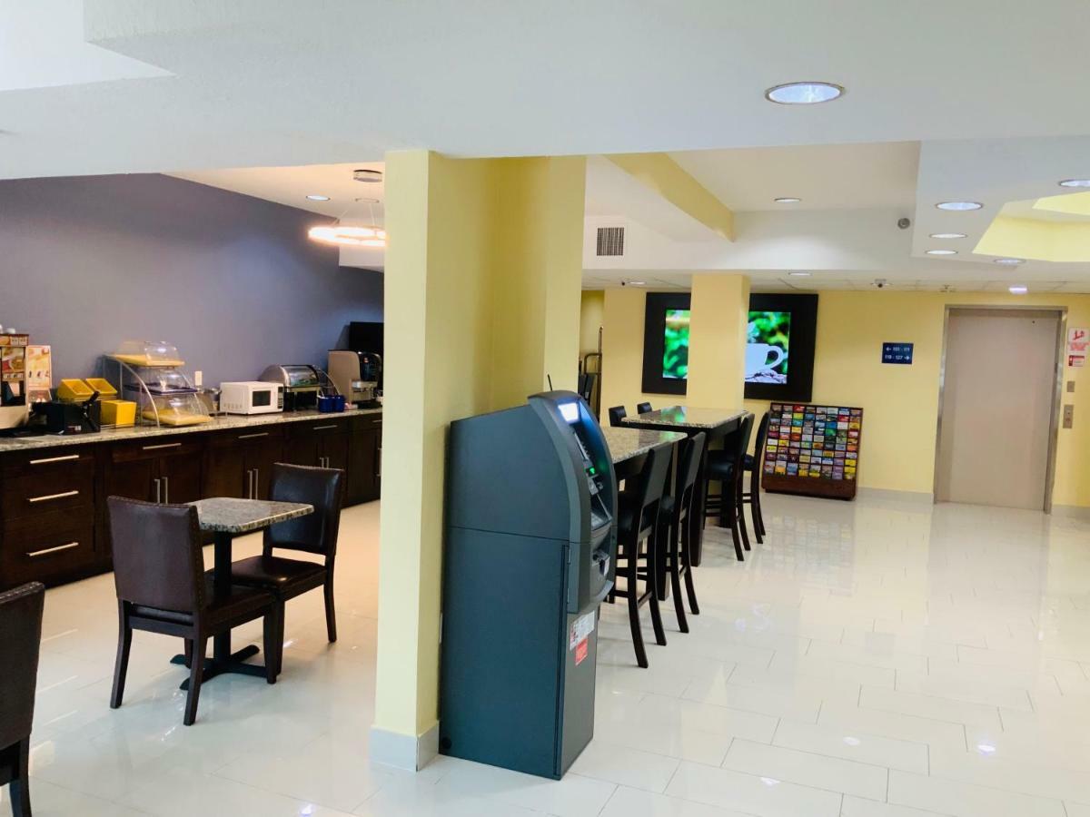 Days Inn & Suites By Wyndham Tampa/Raymond James Stadium Eksteriør bilde