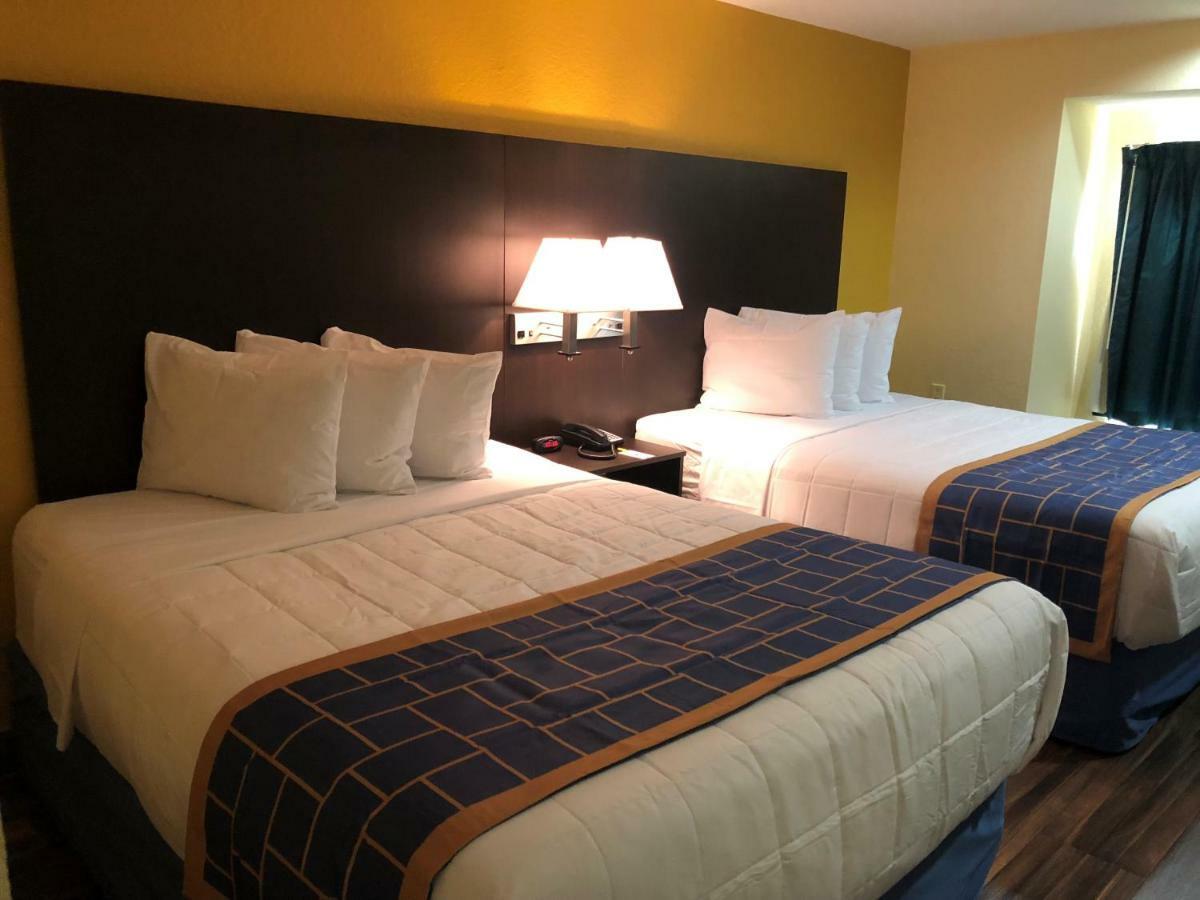 Days Inn & Suites By Wyndham Tampa/Raymond James Stadium Eksteriør bilde
