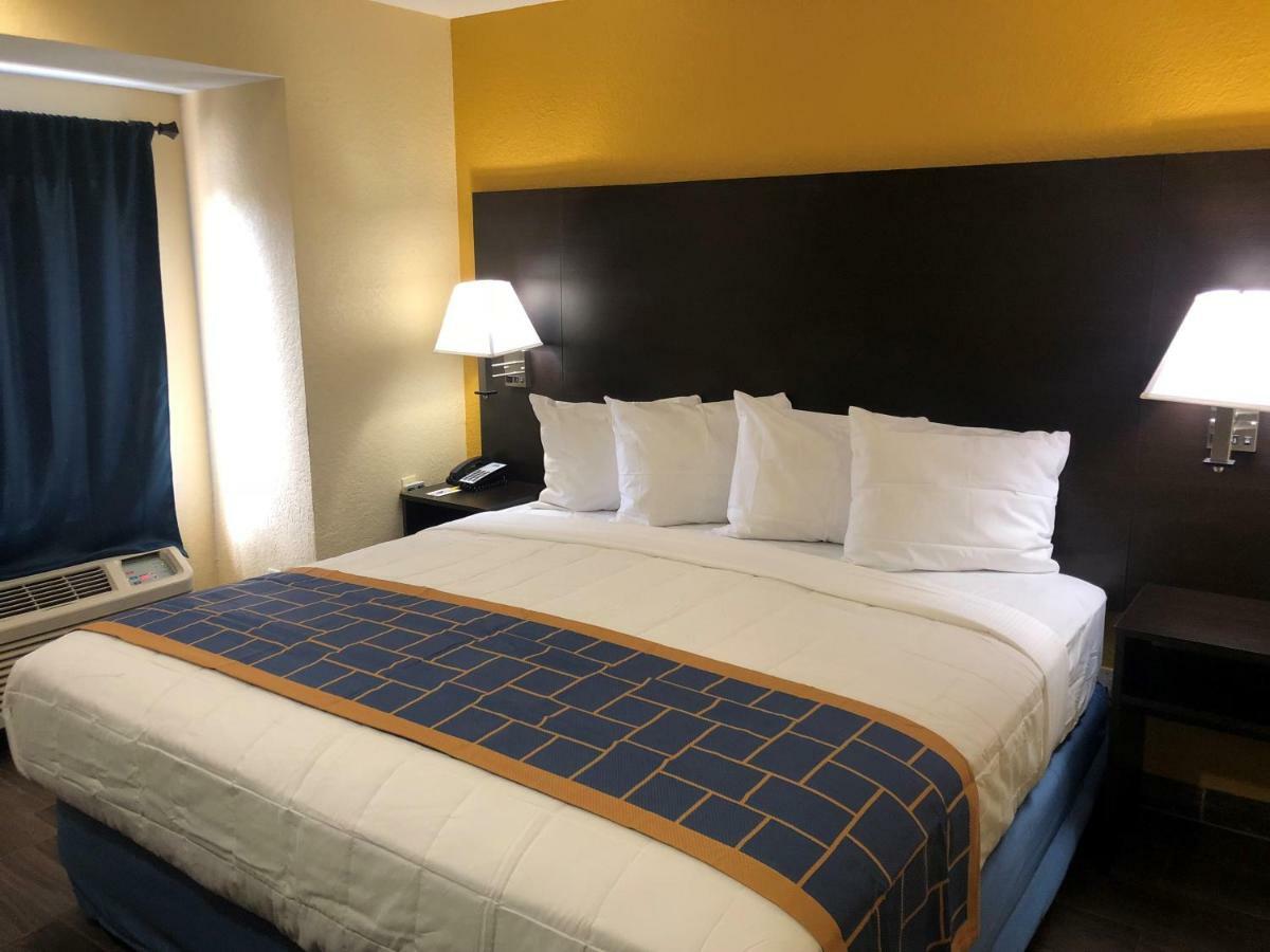 Days Inn & Suites By Wyndham Tampa/Raymond James Stadium Eksteriør bilde