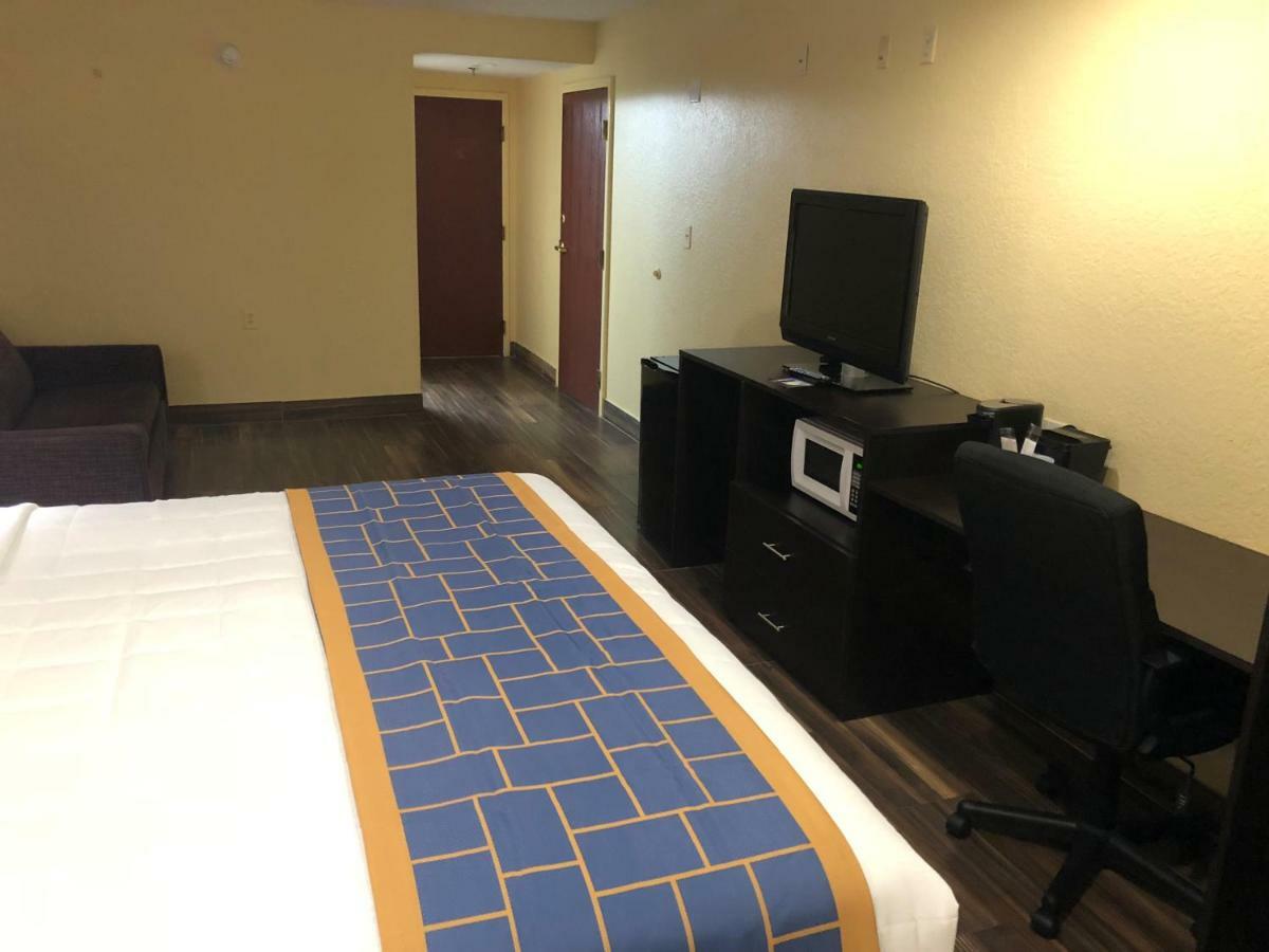 Days Inn & Suites By Wyndham Tampa/Raymond James Stadium Eksteriør bilde