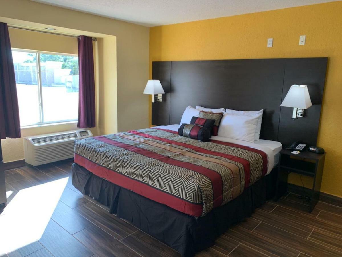 Days Inn & Suites By Wyndham Tampa/Raymond James Stadium Eksteriør bilde