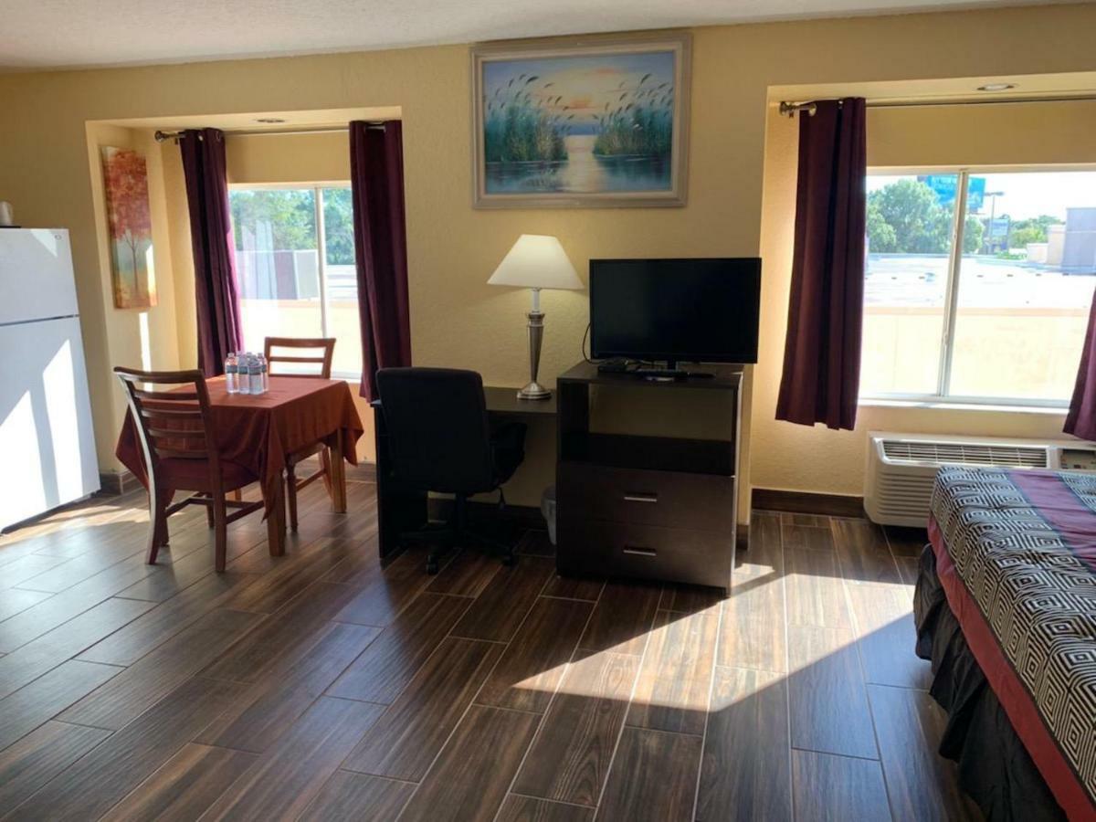 Days Inn & Suites By Wyndham Tampa/Raymond James Stadium Eksteriør bilde