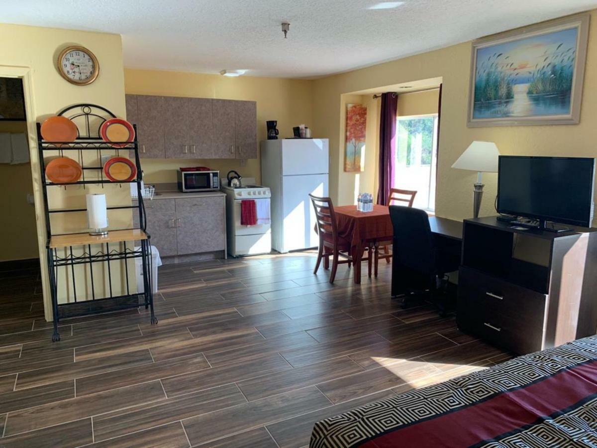 Days Inn & Suites By Wyndham Tampa/Raymond James Stadium Eksteriør bilde