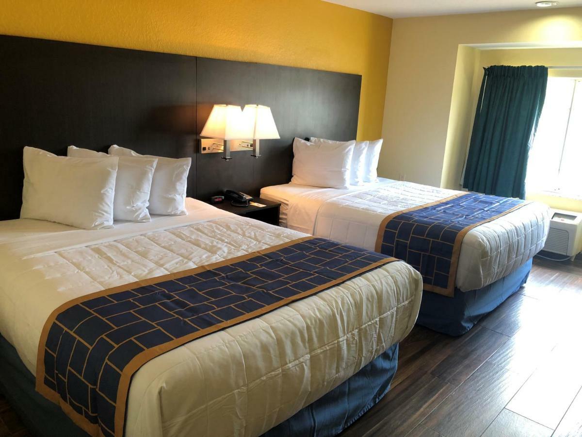 Days Inn & Suites By Wyndham Tampa/Raymond James Stadium Eksteriør bilde