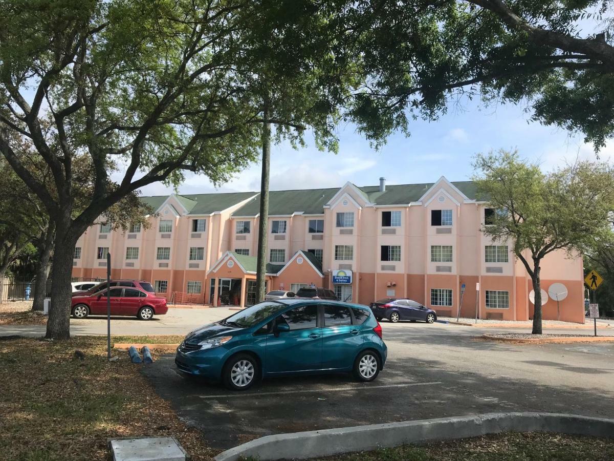 Days Inn & Suites By Wyndham Tampa/Raymond James Stadium Eksteriør bilde